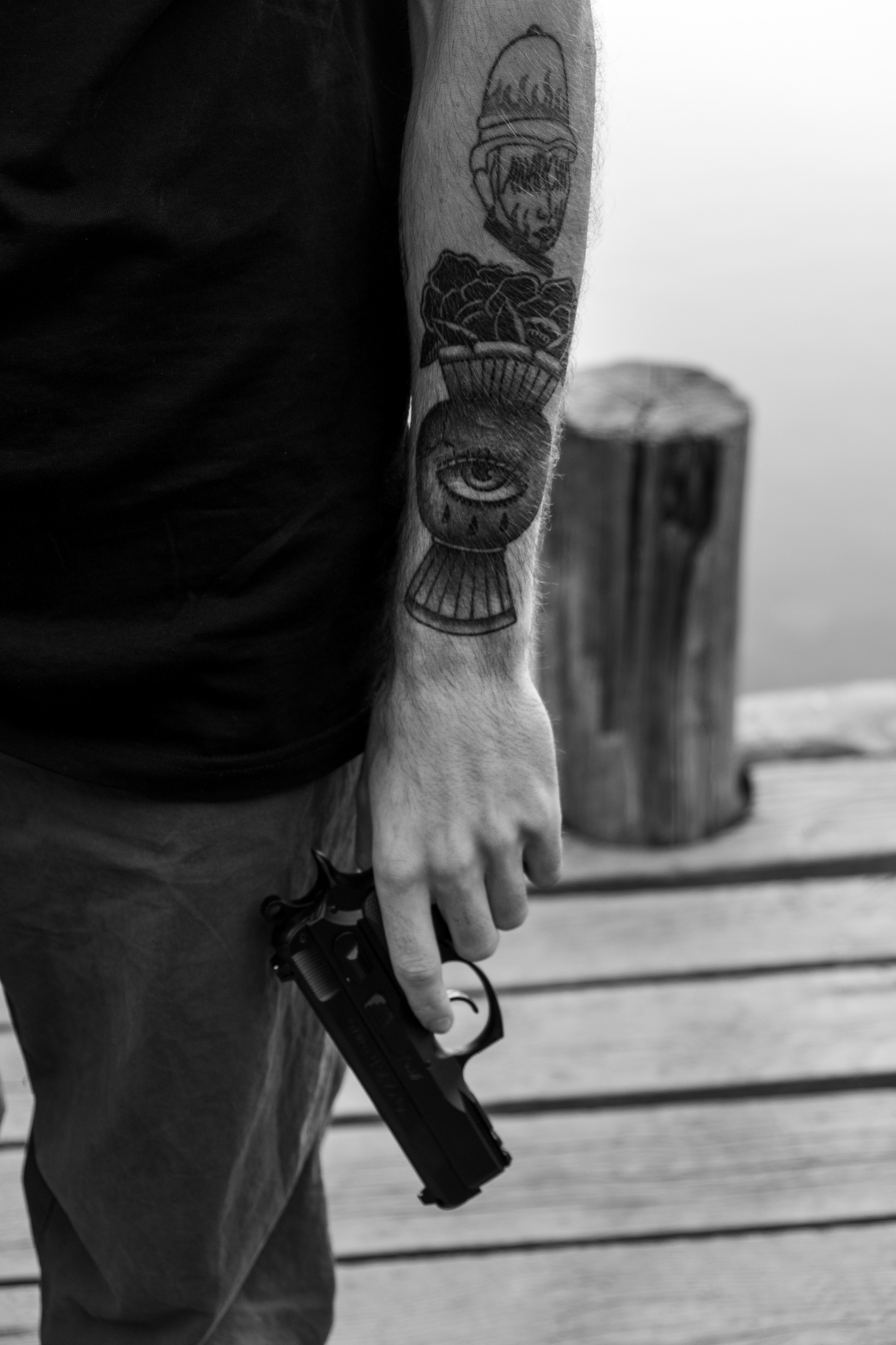 Antebraço com blackwork de olho surreal detalhado